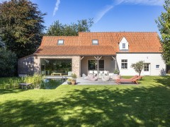 Bio-pools Zwemvijver vormt een romantisch geheel met tuin