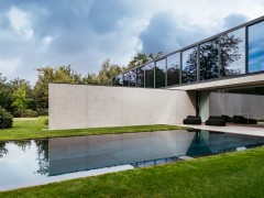 Biopool Zwembad bij strakke architectonische woning