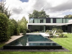 Biopool Strakke infinity die perfect aansluit met de architectuur van de woning